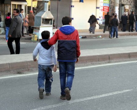 Küçük göstericilere küçük ağabeylerinden tokat