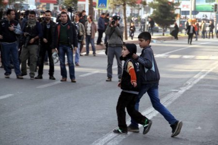 Küçük göstericilere küçük ağabeylerinden tokat