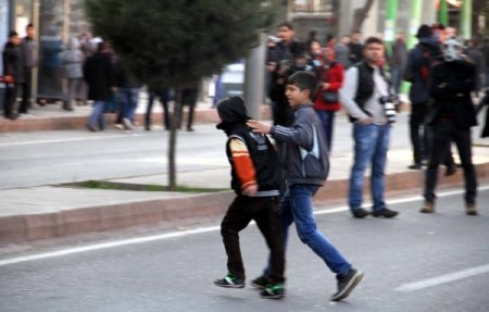 Küçük göstericilere küçük ağabeylerinden tokat