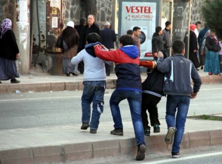 Küçük göstericilere küçük ağabeylerinden tokat