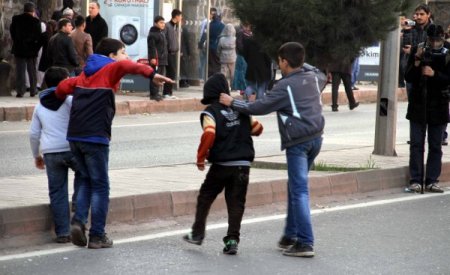 Küçük göstericilere küçük ağabeylerinden tokat