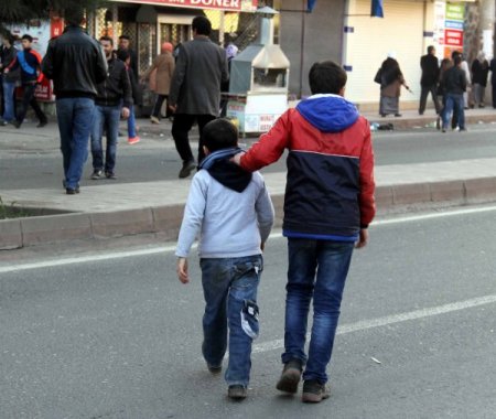 Küçük göstericilere küçük ağabeylerinden tokat