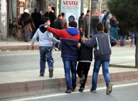 Küçük göstericilere küçük ağabeylerinden tokat