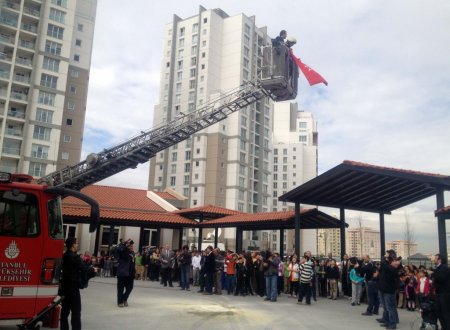 Küçük itfaiyeciler yangın söndürdü