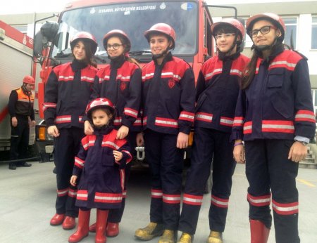 Küçük itfaiyeciler yangın söndürdü