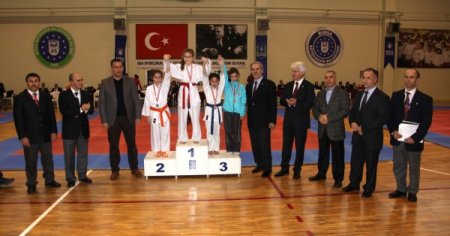 Küçük kareteciler kış kupası için ter döktü