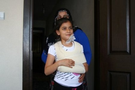 Küçük kıza motosiklet çarpması güvenlik kameralarına yansıdı