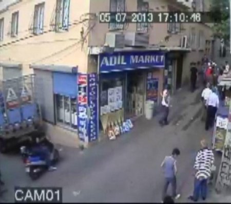 Küçük kıza motosiklet çarpması güvenlik kameralarına yansıdı