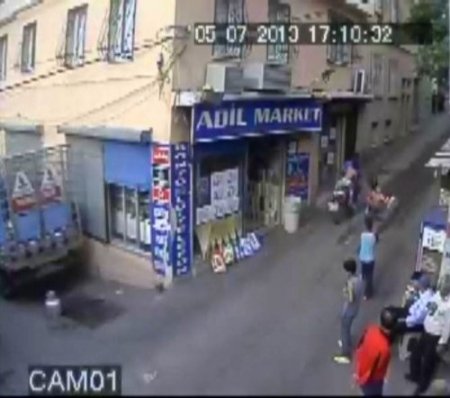 Küçük kıza motosiklet çarpması güvenlik kameralarına yansıdı