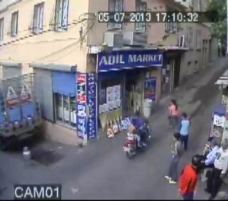 Küçük kıza motosiklet çarpması güvenlik kameralarına yansıdı