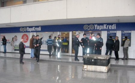 Küçük Yaştaki Banka Soyguncusu Kısa Sürede Yakalandı