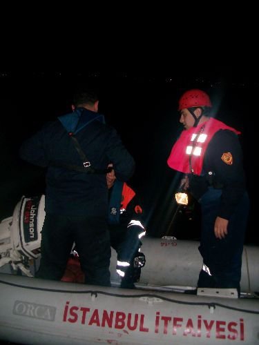 Küçükçekmece Gölü'nden Yükselen 'yardım Edin' Çığlığı İtfaiye Ekiplerini Alarma Geçirdi