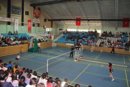 Küçükler Kız-Erkek Türkiye Badminton Şampiyonası Erzincan'da başladı