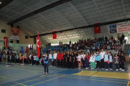 Küçükler Kız-Erkek Türkiye Badminton Şampiyonası Erzincan'da başladı