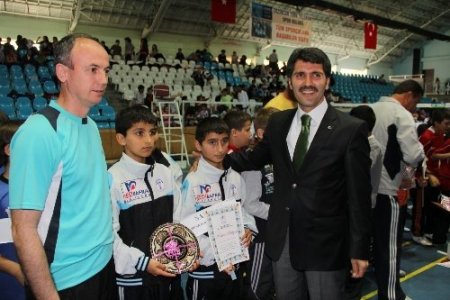 Küçükler Kız-Erkek Türkiye Badminton Şampiyonası Erzincan'da başladı