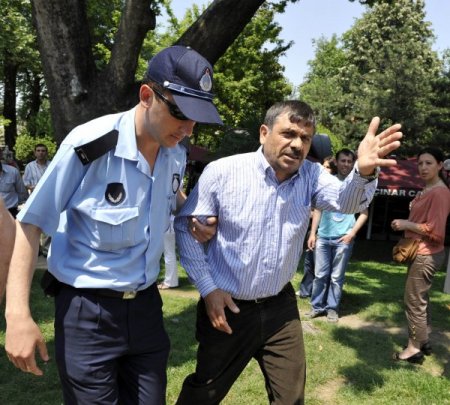 Küfürlü Konuşan Kişi, Bakan Çelik’in Yanından Uzaklaştırıldı