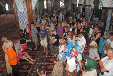Külliye Camii'ni Ziyaret Eden Turistler İslam Dini Hakkında Bilgi Sahibi Oluyor
