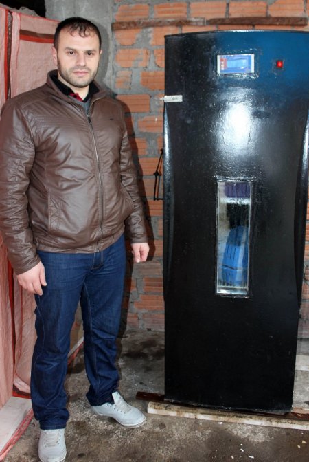 Kuluçka makinesi buzdolabında yumurtadan civciv çıktı