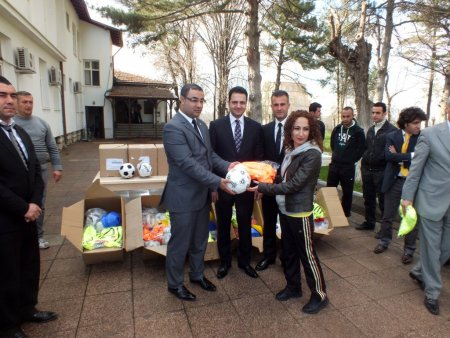 Kulüp-Okul Futbolu Projesi kapsamında okullara futbol antrenman malzemesi