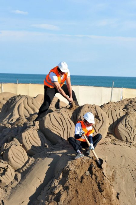 Kum heykeller, beyzbol sopalarıyla yıkıldı