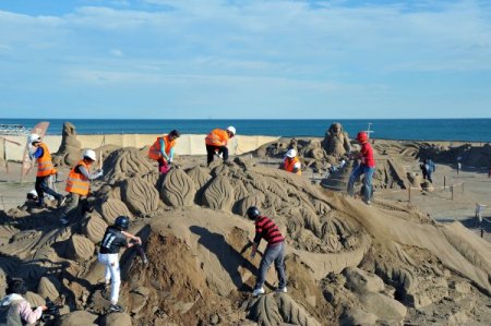 Kum heykeller, beyzbol sopalarıyla yıkıldı