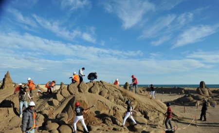 Kum heykeller, beyzbol sopalarıyla yıkıldı