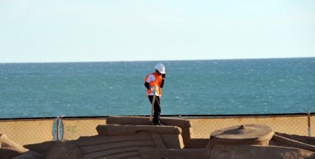 Kum heykeller, beyzbol sopalarıyla yıkıldı