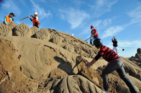 Kum heykeller, beyzbol sopalarıyla yıkıldı