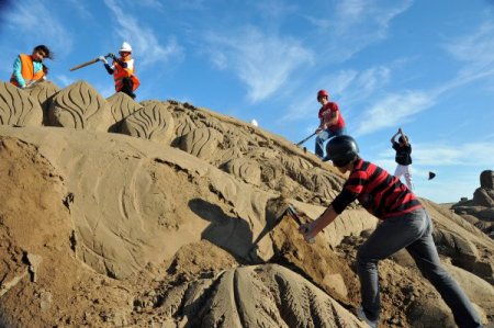 Kum heykeller, beyzbol sopalarıyla yıkıldı
