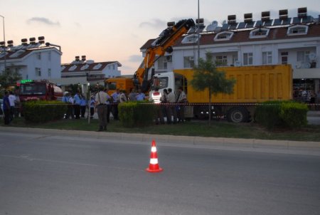 Kum Yüklü Kamyonun Altında Kalan Norveçli Kız Hayatını Kaybetti