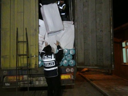Kumaş dolu TIR’da 44 bin paket kaçak sigara yakalandı