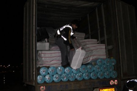 Kumaş dolu TIR’da 44 bin paket kaçak sigara yakalandı