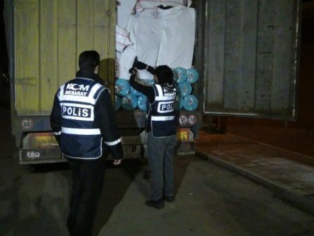 Kumaş dolu TIR’da 44 bin paket kaçak sigara yakalandı