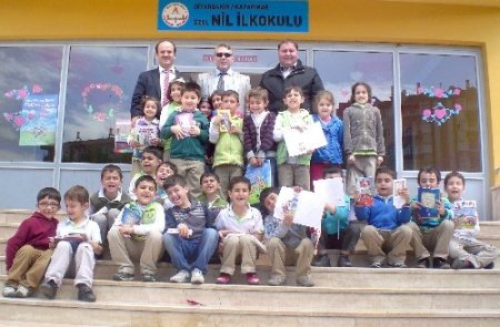 Kumbarada biriktikleri parayla kitap sergisi açtılar