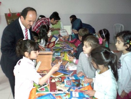 Kumbarada biriktikleri parayla kitap sergisi açtılar