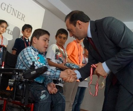 Kumluca'da hem öğrenciler hem öğretmenleri ödüllendirildi