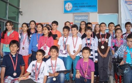 Kumluca'da hem öğrenciler hem öğretmenleri ödüllendirildi