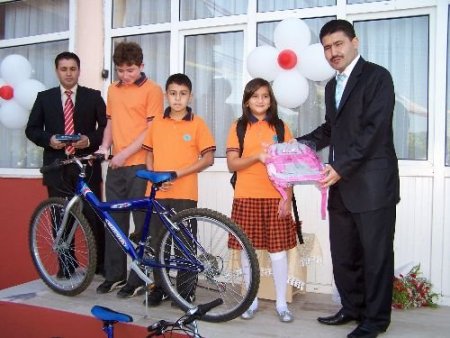 Kumluca'da Öğrenciler Yeni Sezona Hediyelerle Başladı