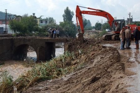 Kumluca'daki Selde 100 Dönüm Sera Su Altında Kaldı