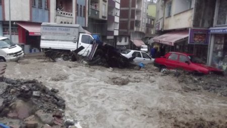 Kumru'daki sel felaketinin yaraları sarılıyor