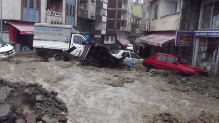 Kumru'daki sel felaketinin yaraları sarılıyor
