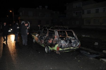 Kundaklanan araç alev alev yandı