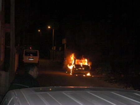 Kundaklanan araç alev alev yandı