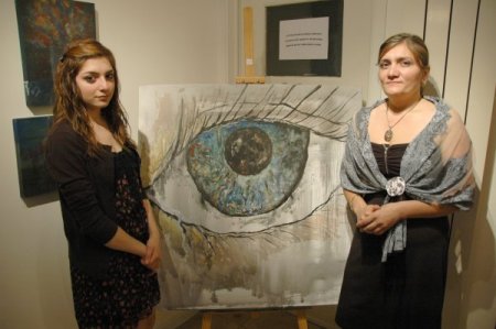 Kundaklanan Evde Ailesini Kaybeden Türk, Acısını Tuvale Aktardı