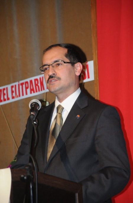 "Kur'an, Bize, Dünyada Yolumuzu Gösteren Bir Projektördür"