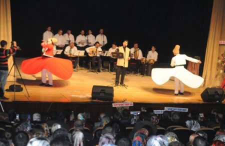 "Kur'an, Bize, Dünyada Yolumuzu Gösteren Bir Projektördür"