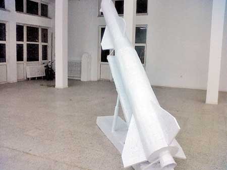 Kur’an-ı Kerim sayfalarından füze maketi yapılması tepki çekti