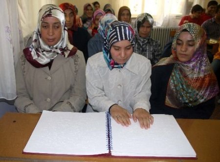 Kur'an-ı Kerim'i Parmak Uçlarıyla Okuyorlar