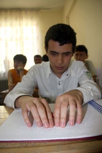 Kur'an-ı Kerim'i Parmak Uçlarıyla Okuyorlar