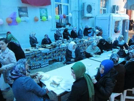 Kur’an kursları yararına açılan kermes yoğun ilgi gördü